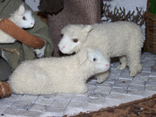 Lade das Bild in den Galerie-Viewer, Krippenset Hirten 5- Biblische Erzählfiguren