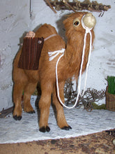 Lade das Bild in den Galerie-Viewer, Kamel, stehend, mit Satteltaschen - Biblische Erzählfiguren