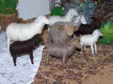 Lade das Bild in den Galerie-Viewer, Schafe, aus reiner Wolle, handgefilzt - Biblische Erzählfiguren