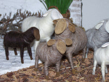 Lade das Bild in den Galerie-Viewer, Schafe, aus reiner Wolle, handgefilzt - Biblische Erzählfiguren