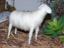 Lade das Bild in den Galerie-Viewer, Schafe, aus reiner Wolle, handgefilzt - Biblische Erzählfiguren