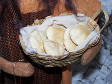 Lade das Bild in den Galerie-Viewer, Marktfrau- Biblische Erzählfiguren