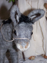 Lade das Bild in den Galerie-Viewer, Esel, gefilzt - Biblische Erzählfiguren