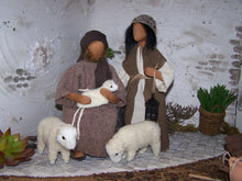 Lade das Bild in den Galerie-Viewer, Krippenset Hirten 3 - Biblische Erzählfiguren