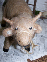 Lade das Bild in den Galerie-Viewer, Ochse, gefilzt - Biblische Erzählfiguren