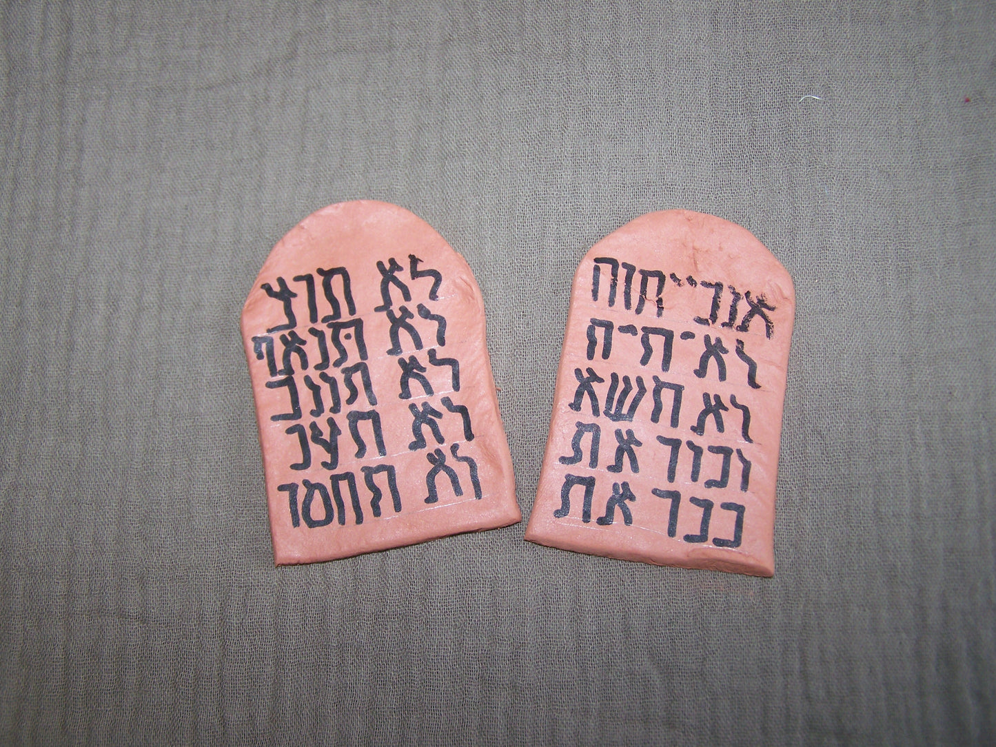 Gesetzestafeln /Terracotta in zwei Farben - Biblische Erzählfiguren