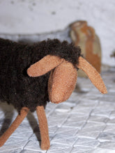 Lade das Bild in den Galerie-Viewer, Schafe, handgenäht - Biblische Erzählfiguren