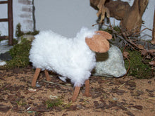 Lade das Bild in den Galerie-Viewer, Schafe, handgenäht - Biblische Erzählfiguren