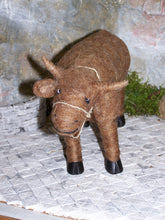 Lade das Bild in den Galerie-Viewer, Ochse, gefilzt - Biblische Erzählfiguren