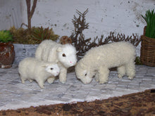 Lade das Bild in den Galerie-Viewer, Zwei stehende Schafe mit Lamm - Biblische Erzählfiguren
