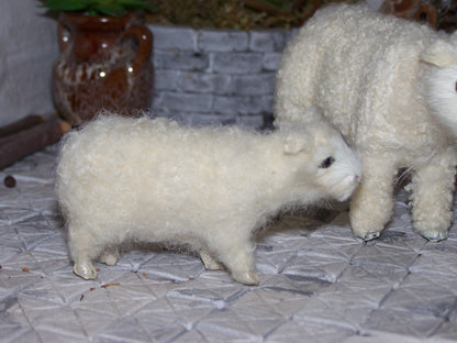 Zwei stehende Schafe mit Lamm - Biblische Erzählfiguren