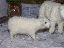 Lade das Bild in den Galerie-Viewer, Zwei stehende Schafe mit Lamm - Biblische Erzählfiguren
