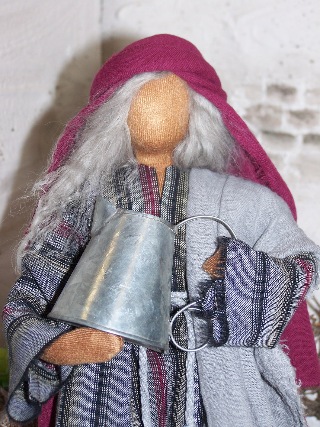 Ältere Frau am Brunnen  - Biblische Erzählfiguren