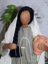 Lade das Bild in den Galerie-Viewer, Junge Frau am Brunnen- Biblische Erzählfiguren
