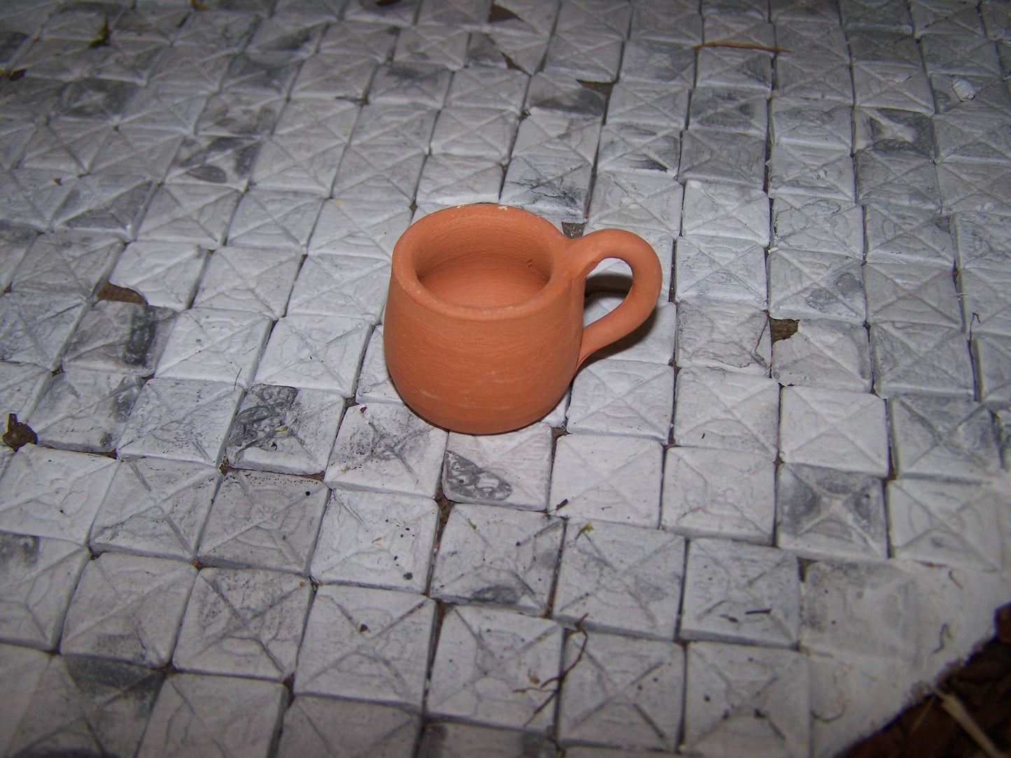 Tongefäß mit Henkel, handgefertigt