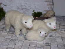 Lade das Bild in den Galerie-Viewer, Zwei Schafe mit Lamm - Biblische Erzählfiguren
