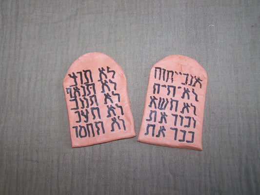 Gesetzestafeln /Terracotta in zwei Farben - Biblische Erzählfiguren