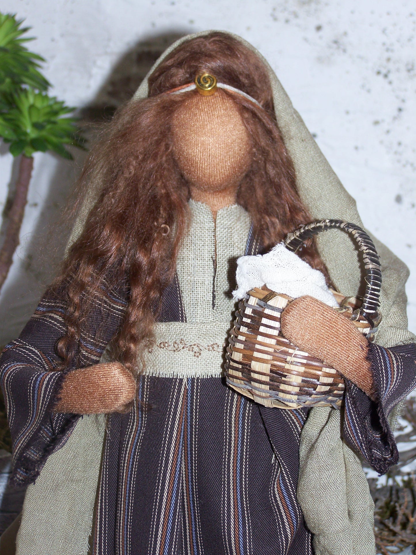Maria Magdalena mit Korb - Biblische Erzählfiguren
