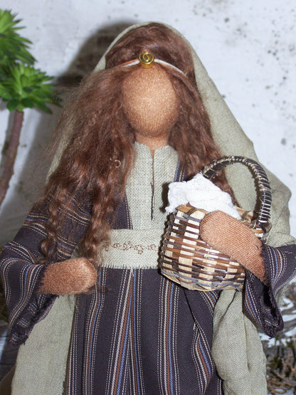 Maria Magdalena mit Korb - Biblische Erzählfiguren