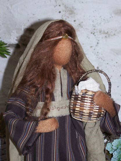 Maria Magdalena mit Korb - Biblische Erzählfiguren